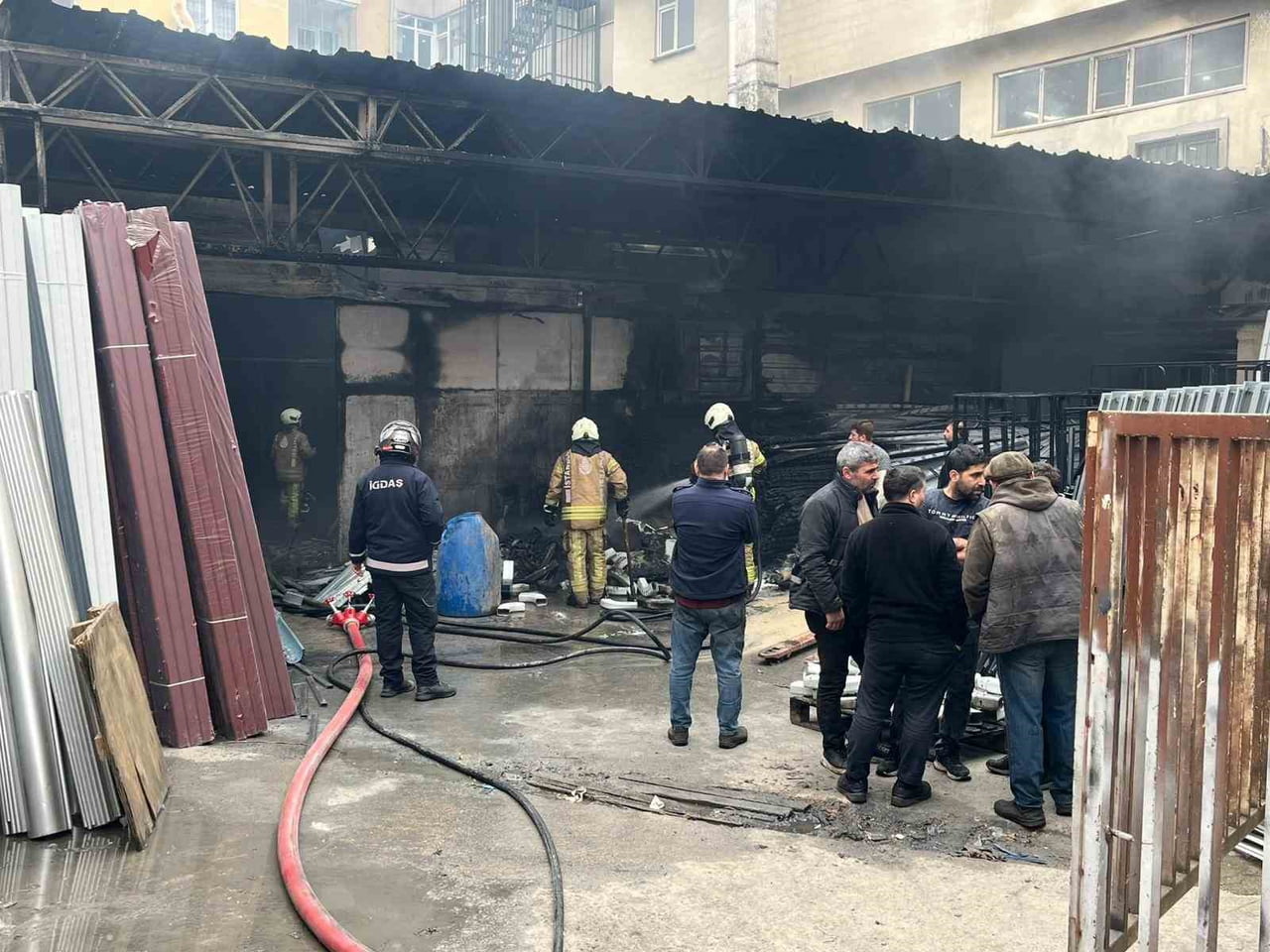 İSTANBUL (İHA) - SULTANBEYLİ’DE BULUNAN PLASTİK MADDE İMALATHANESİNDE ÇIKAN YANGIN PANİĞE NEDEN...