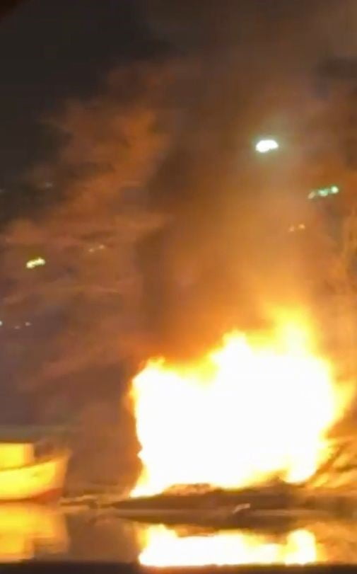 İSTANBUL KÜÇÜKÇEKMECE'DE GÖL AĞZINDA İSKELEDE ÇIKAN YANGINDA İKİ KAYIK YANDI.