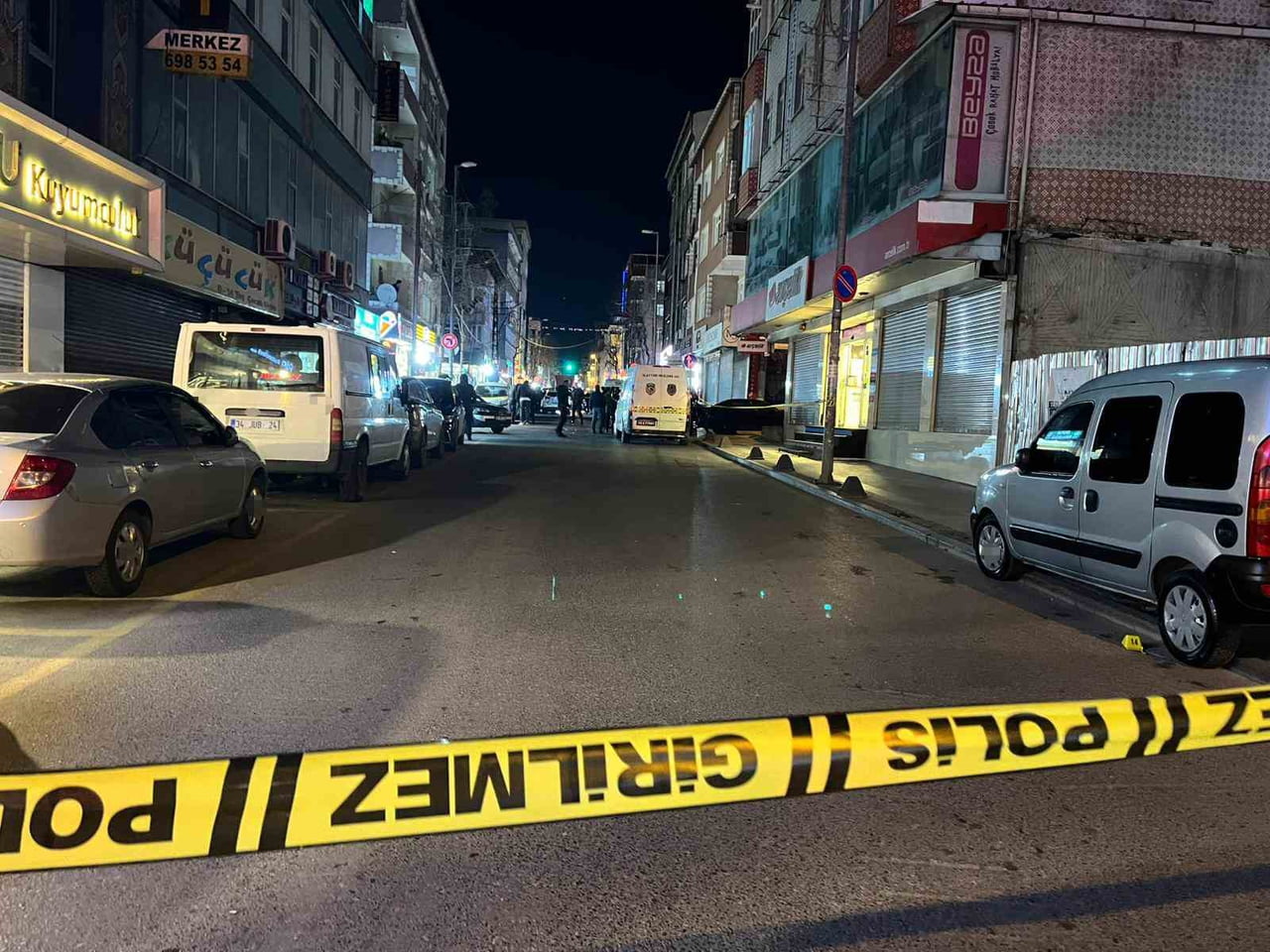 İSTANBUL KÜÇÜKÇEKMECE'DE SOKAKTA SİLAHLI SALDIRIYA UĞRAYAN 3 YARALANDI.