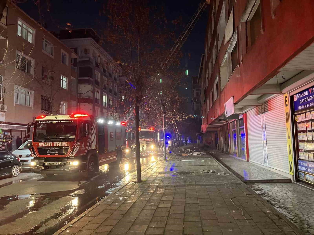 İSTANBUL KÜÇÜKÇEKMECE’DE KENTSEL DÖNÜŞÜM AŞAMASINDA BOŞALTILAN 3 KATLI BİNANIN ÇATISINDA ÇIKAN...