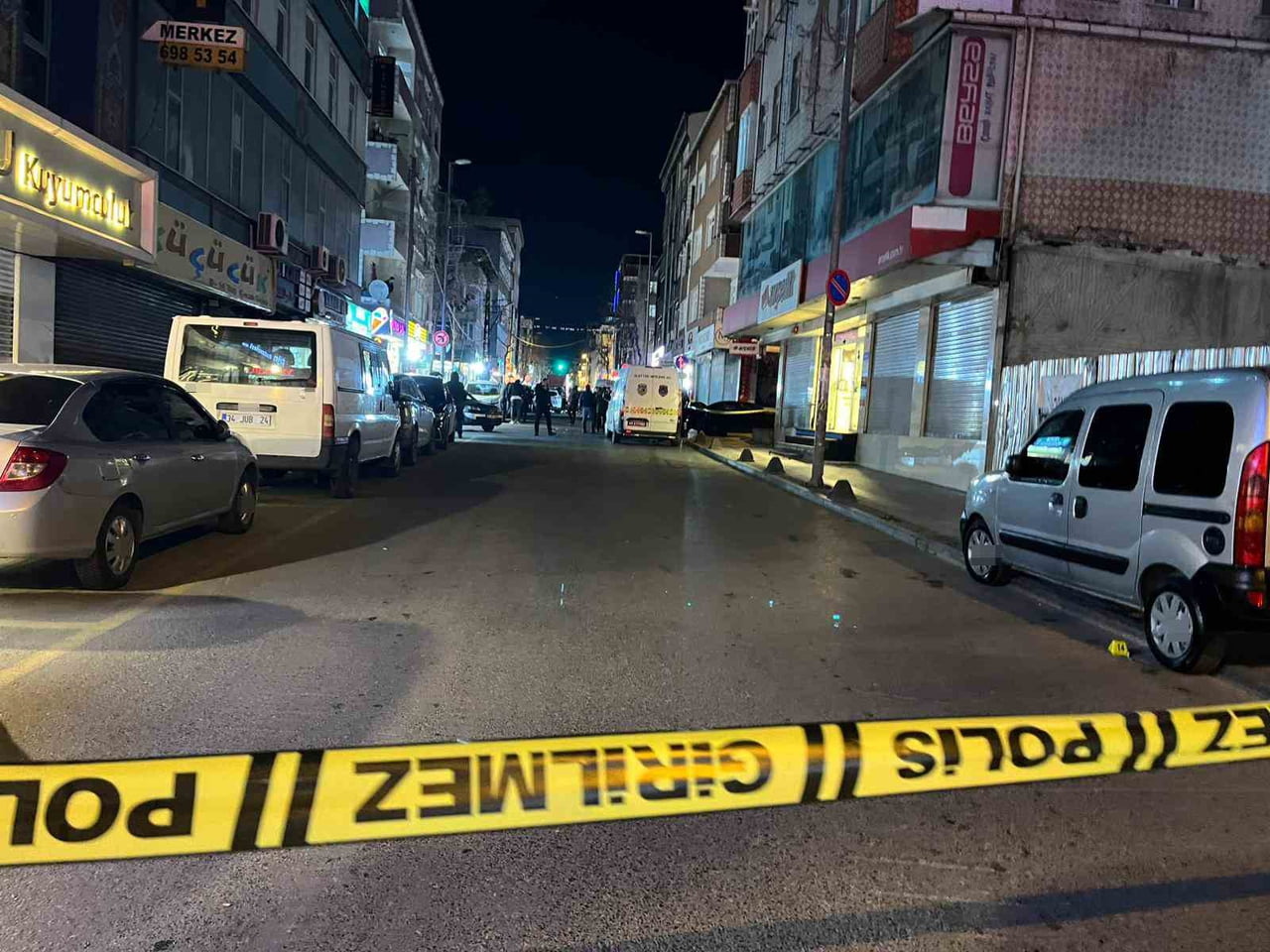 İSTANBUL KÜÇÜKÇEKMECE’DE KİMLİĞİ BELİRSİZ MOTOSİKLETLİ İKİ ŞAHIS, KALDIRIMDA BEKLEYEN İKİ KİŞİYİ...