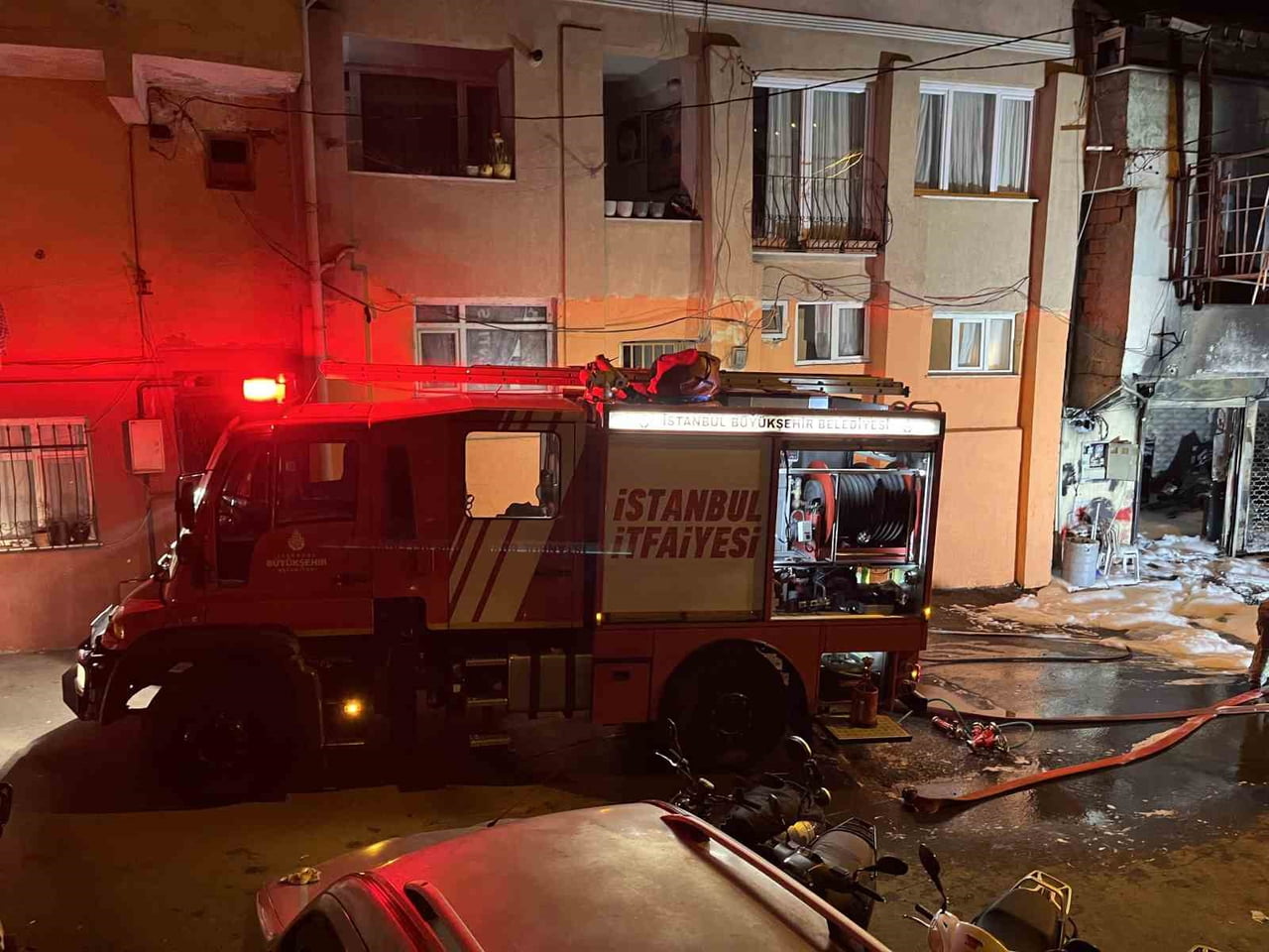 İSTANBUL SARIYER’DE 3 KATLI BİNANIN GİRİŞİNDEKİ MOTOSİKLET TAMİRHANESİ ALEV ALEV YANDI. YANGINA...