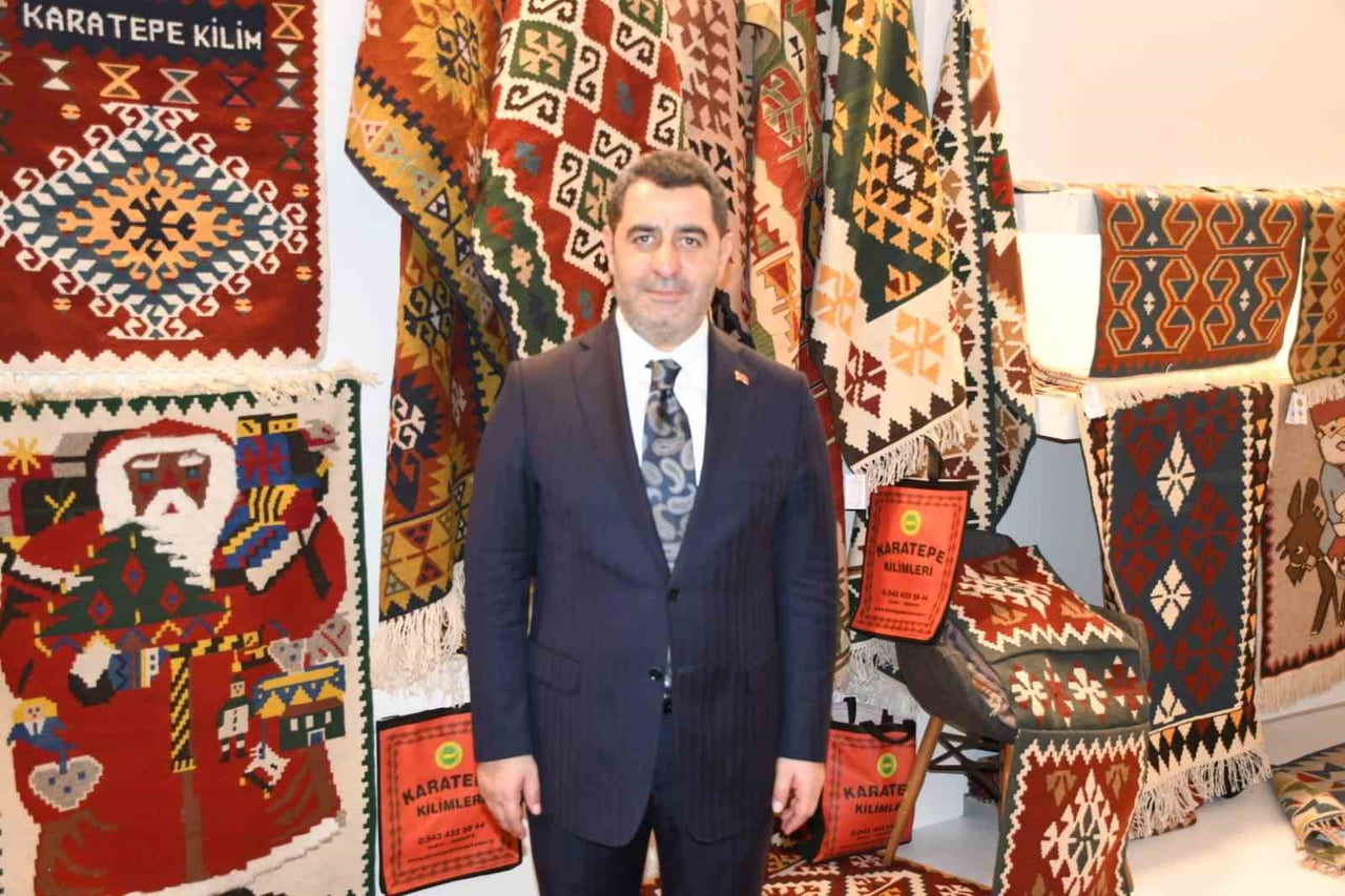 İSTANBUL ULUSLARARASI HALI VE ZEMİN KAPLAMALARI FUARININ AÇILIŞINA KATILDIKTAN SONRA FUARDA YER...