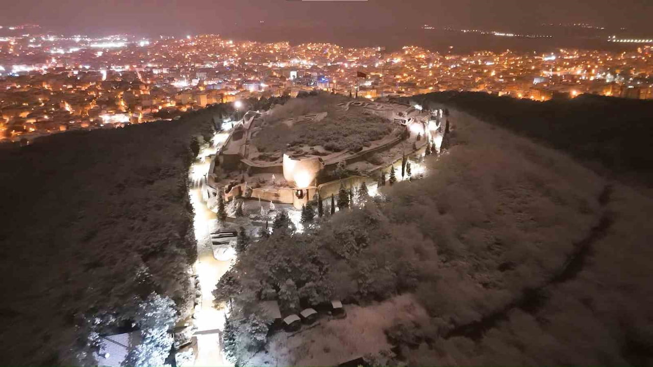 İSTANBUL’UN EN YÜKSEK NOKTALARINDAN BİRİ OLAN TARİHİ AYDOS KALESİ, ETKİLİ OLAN KAR YAĞIŞININ...