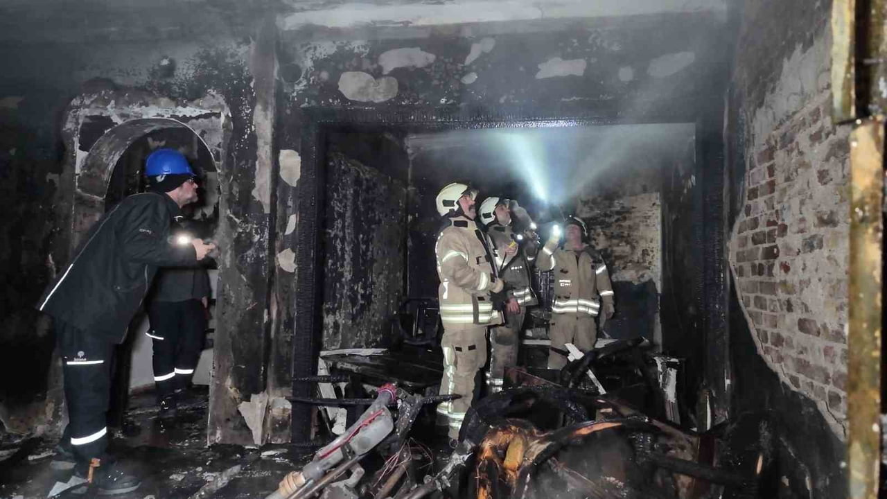 İSTANBUL’UN KADIKÖY İLÇESİ HAŞİMBEY SOKAK’TA BULUNAN 4 KATLI BİR BİNANIN GİRİŞ KATINDA, GECE SAAT...