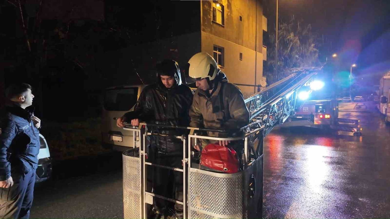 İSTANBUL’UN SANCAKTEPE İLÇESİNDE KUŞ BESLEMEK İÇİN ÇIKTIKLARI BİNANIN ÇATISINDA MAHSUR KALAN İKİ...