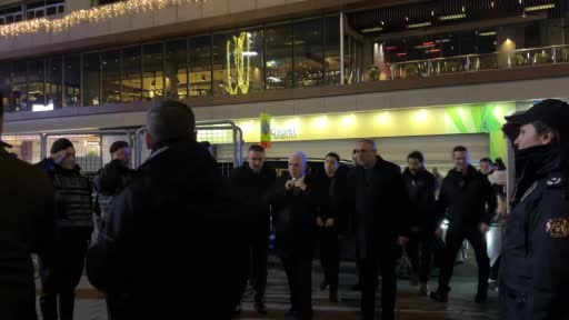 İstanbul Valisi Gül ve İl Emniyet Müdürü Yıldız, Taksim'de denetim noktasını ziyaret etti