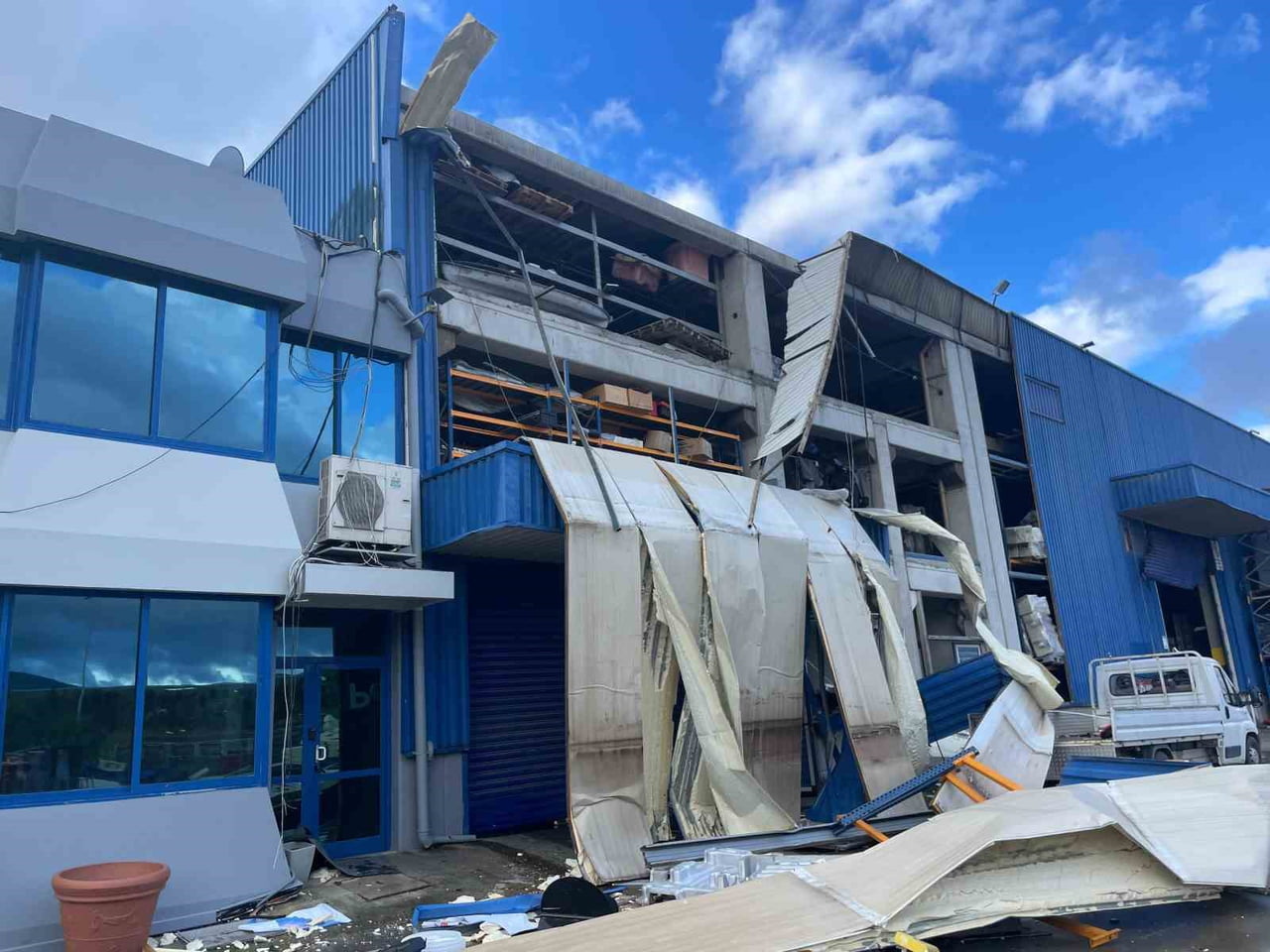 İZMİR'DE DÜN ETKİLİ OLAN ŞİDDETLİ FIRTINA VE SAĞANAK YAĞIŞ HAYATI OLUMSUZ ETKİLERKEN, KEMALPAŞA...