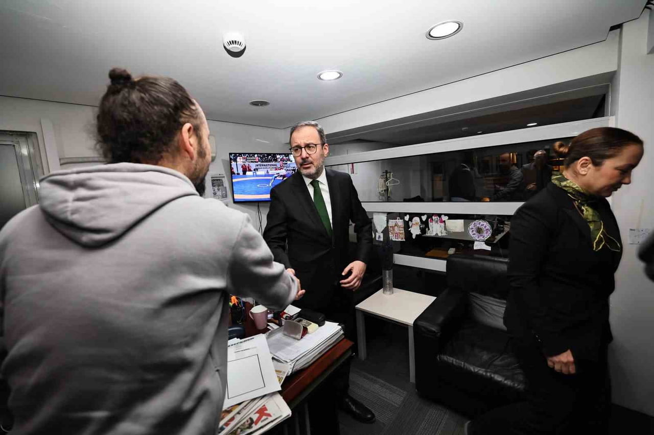 İZMİR'DE FAALİYET GÖSTEREN YEREL BASIN KURULUŞLARIYLA BİR ARAYA GELEN ÖNCEKİ DÖNEM GENÇLİK VE SPOR...