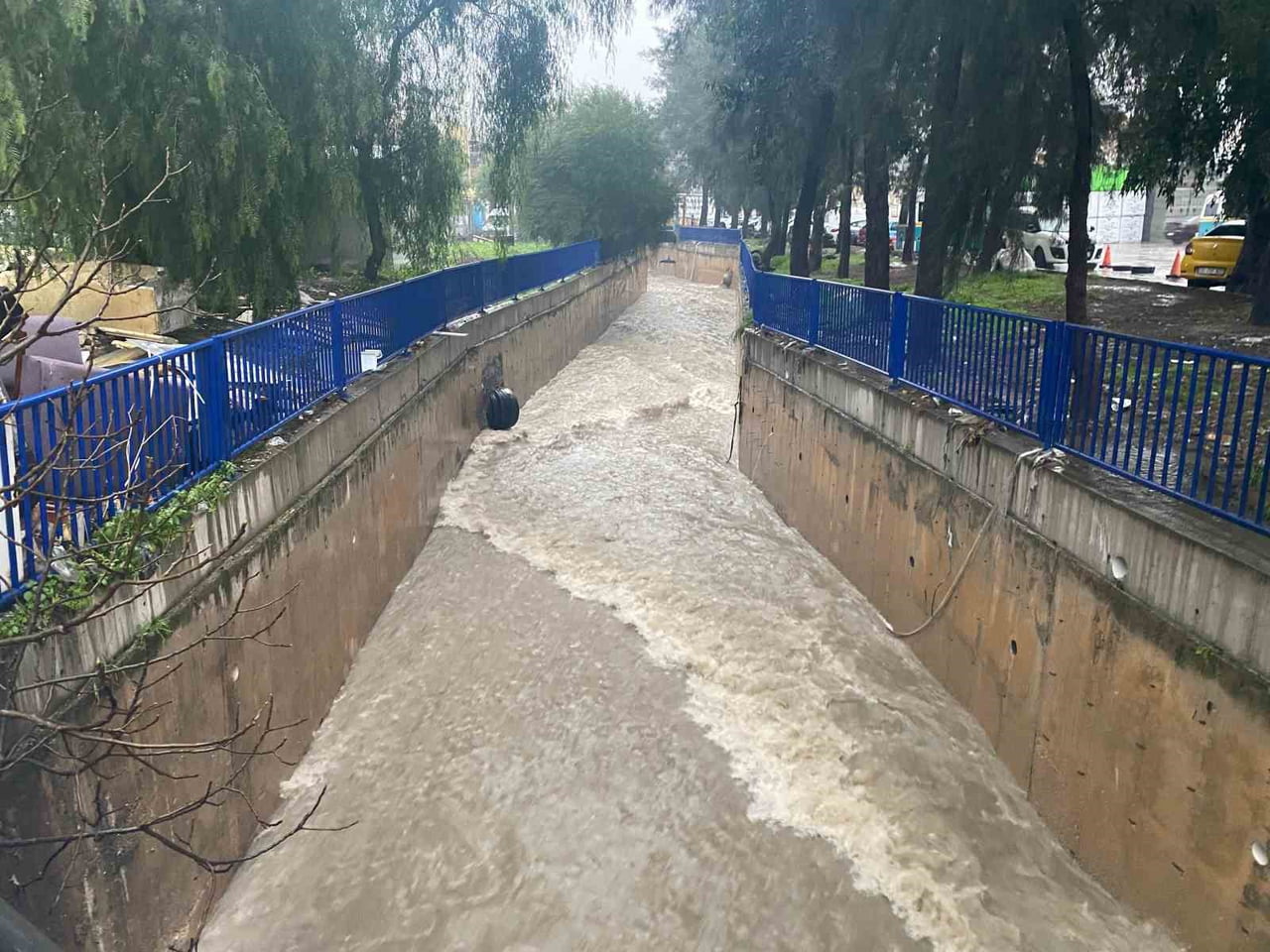 İZMİR'DE SABAH SAATLERİNDE ETKİSİNİ GÖSTEREN GÖK GÜRÜLTÜLÜ KUVVETLİ SAĞANAK YAĞIŞ YAŞAMI OLUMSUZ...