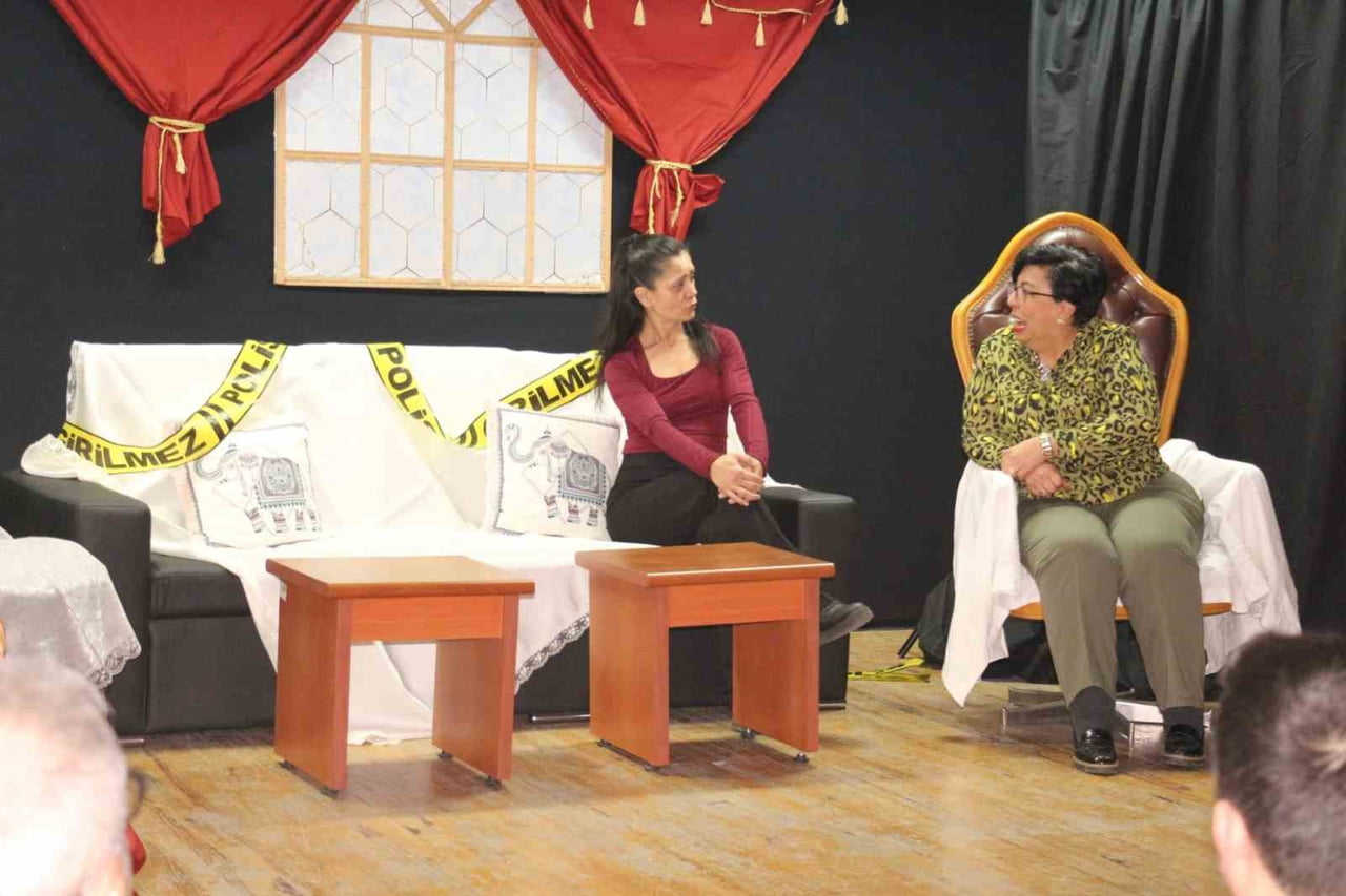 İZMİR'İN DİKİLİ İLÇESİ'NDE FAALİYET YÜRÜTEN DİKİLİ UMUT TİYATROSU 'UMUTLU MAHKUMLAR' ADLI...