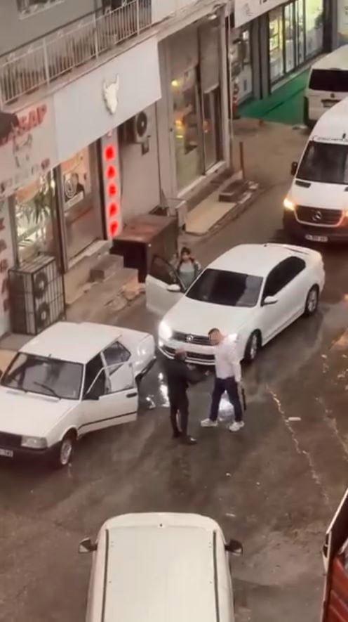 İZMİR'İN KARABAĞLAR İLÇESİNDE TRAFİKTE ÇIKAN TARTIŞMADA BİR SÜRÜCÜ, TARTIŞTIĞI KİŞİYİ ÖNCE DEMİR...