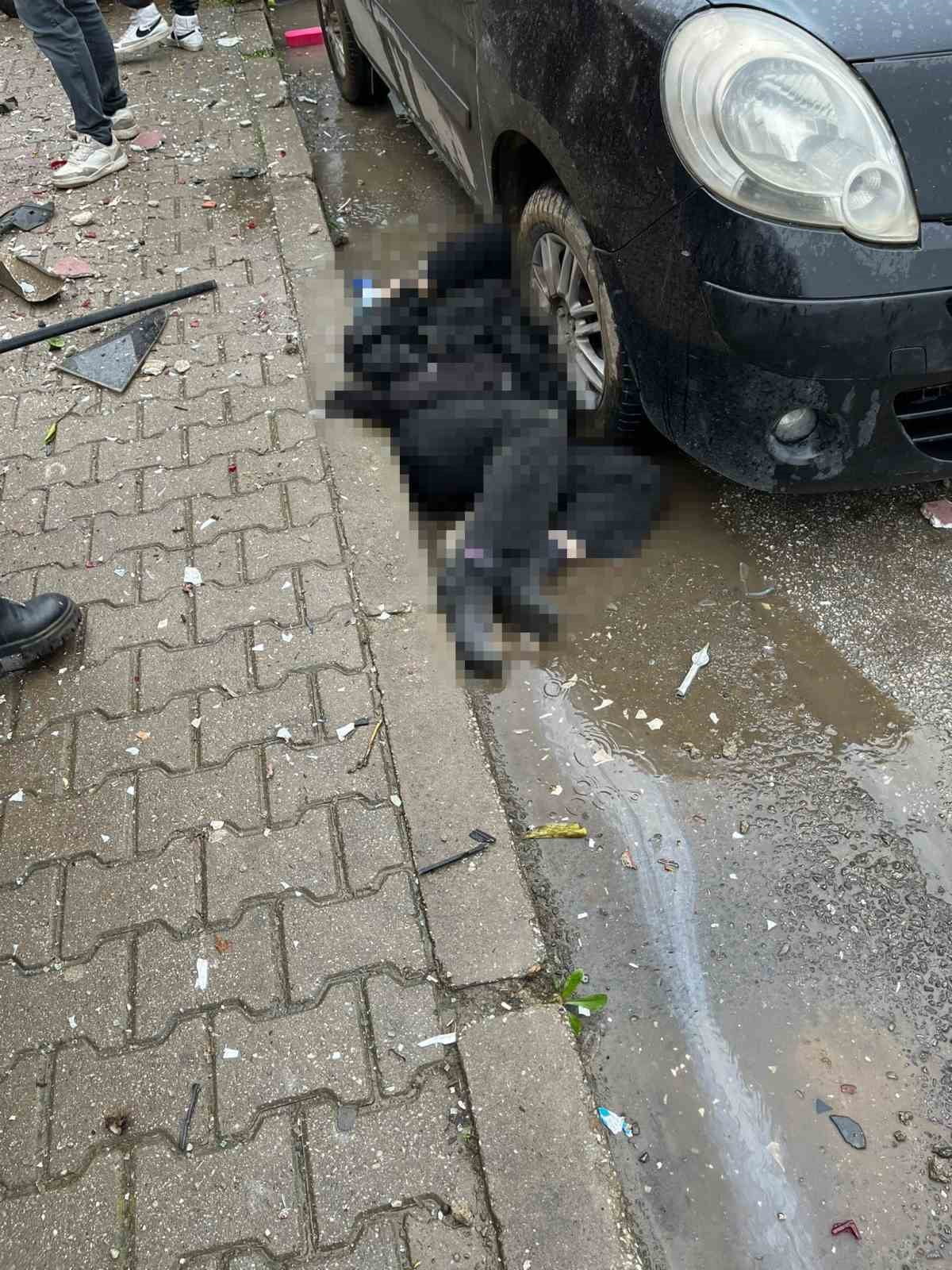 İZMİR'İN ÖDEMİŞ İLÇESİNDE, SÜRÜCÜSÜNÜN DİREKSİYON HAKİMİYETİNİ KAYBETTİĞİ OTOMOBİLİN PARK...