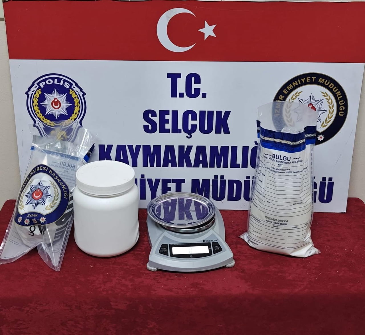 İZMİR'İN SELÇUK İLÇESİNDE UYUŞTURUCU MADDE TİCARETİ YAPTIKLARI TESPİT EDİLEN 4 ŞÜPHELİ...