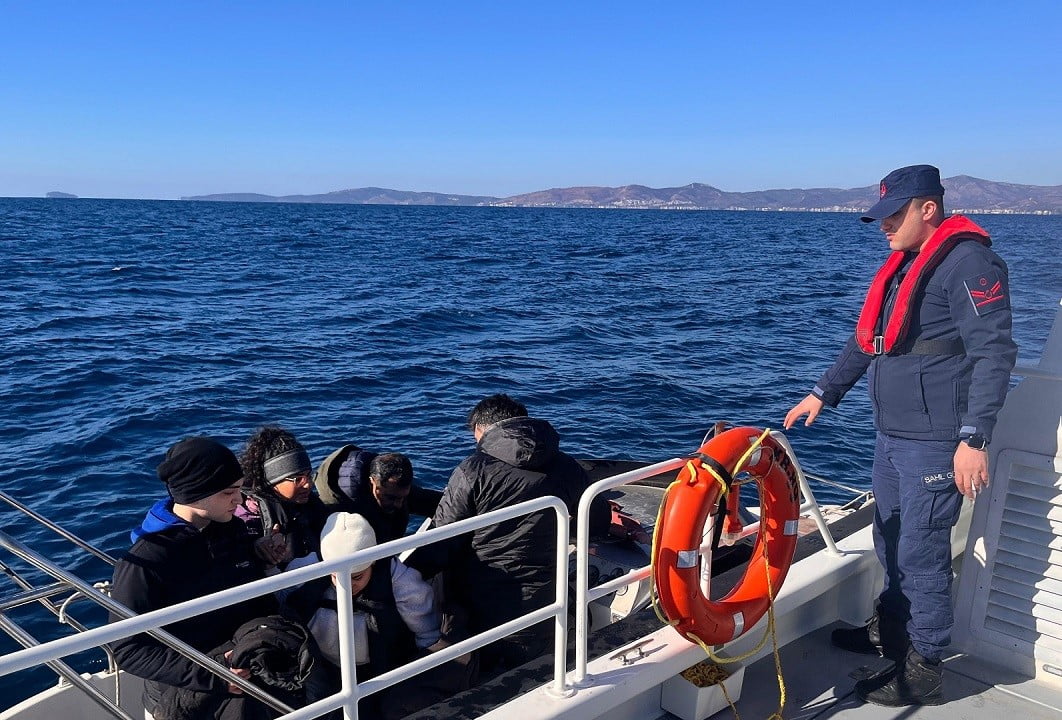 İZMİR AÇIKLARINDA SAHİL GÜVENLİK EKİPLERİNCE GERÇEKLEŞTİRİLEN ÜÇ AYRI OPERASYONDA TOPLAM 28...