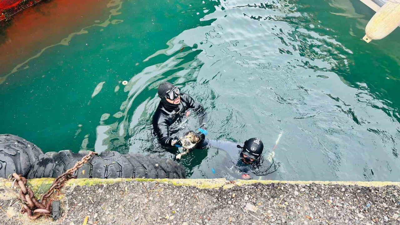 İZMİR BÜYÜKŞEHİR BELEDİYESİ İTFAİYE DAİRESİ BAŞKANLIĞI EKİPLERİ, KARŞIYAKA VAPUR İSKELESİ’NİN...