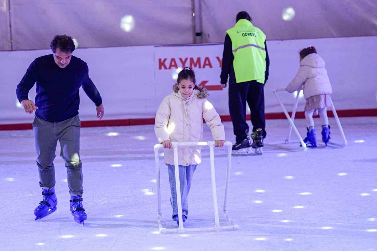 İZMİR BÜYÜKŞEHİR BELEDİYESİNİN YENİ YIL FESTİVALİ KAPSAMINDA KÜLTÜRPARK VE BOSTANLI SAHİLİNDE...