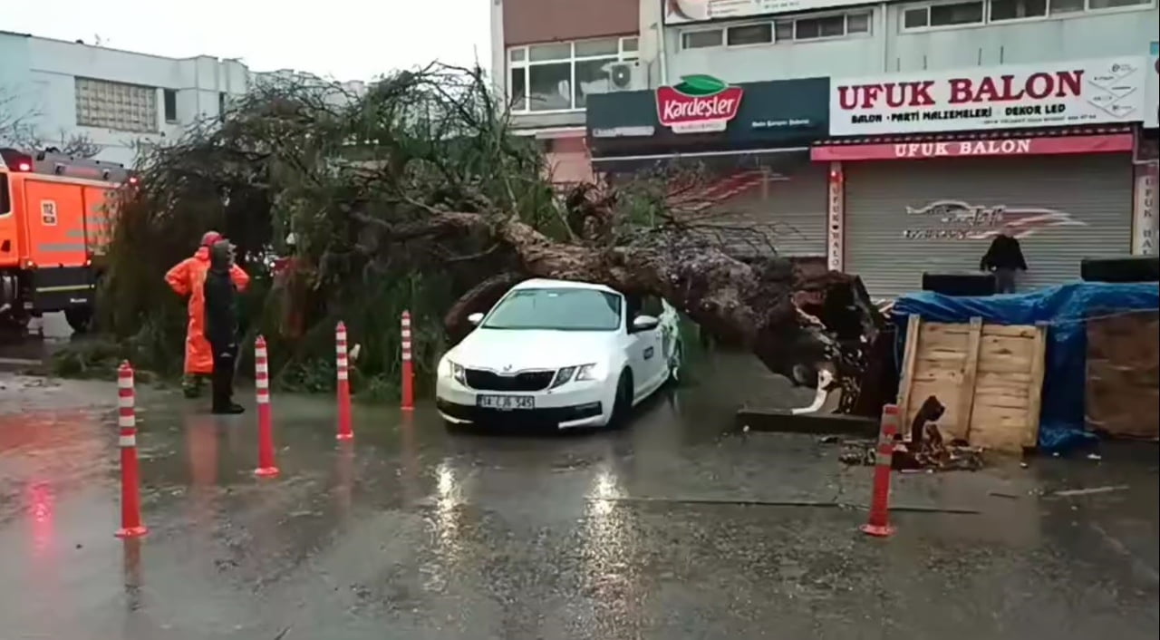 İZMİR’DE AKŞAM SAATLERİNDE ANİDEN BASTIRAN KUVVETLİ SAĞANAK YAĞIŞ VE ŞİDDETLİ FIRTINA, KENTİ ADETA...