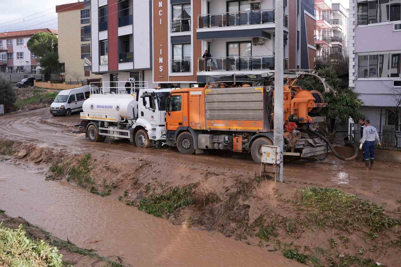 İZMİR’DE ETKİLİ OLAN SAĞANAK YAĞIŞIN ARDINDAN KEMALPAŞA ULUCAK’TA DÖRT ARAÇ İNCEPINAR DERESİ’NE...