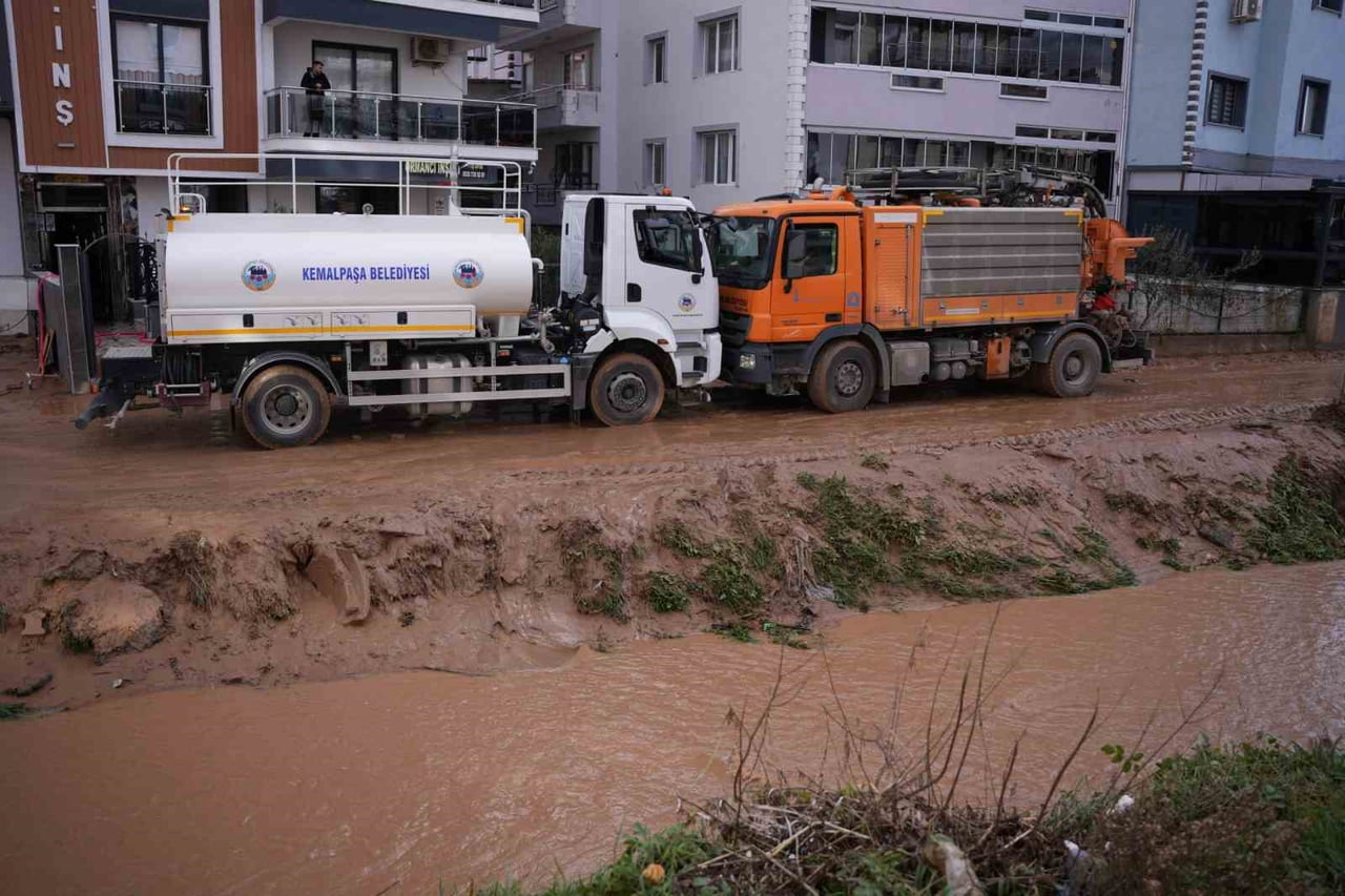 İZMİR’DE ETKİLİ OLAN SAĞANAK YAĞIŞIN ARDINDAN KEMALPAŞA ULUCAK’TA DÖRT ARAÇ İNCEPINAR DERESİ’NE...