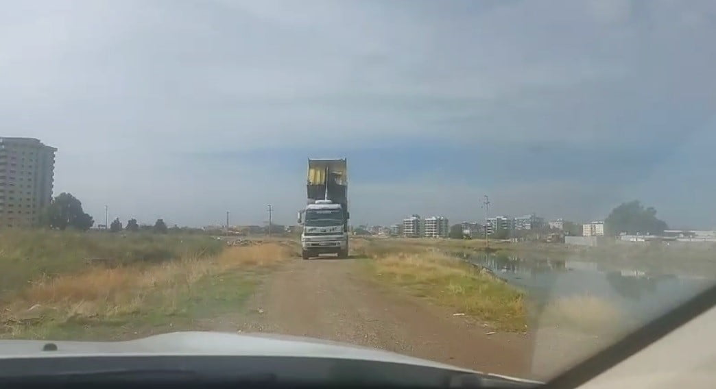 İZMİR’DE POLİSİN UYGULAMA NOKTASINDA DURDURDUĞU VE KİMLİK İBRAZ ETMEYEREK ARAÇTAN İNMEYİ REDDEDEN...