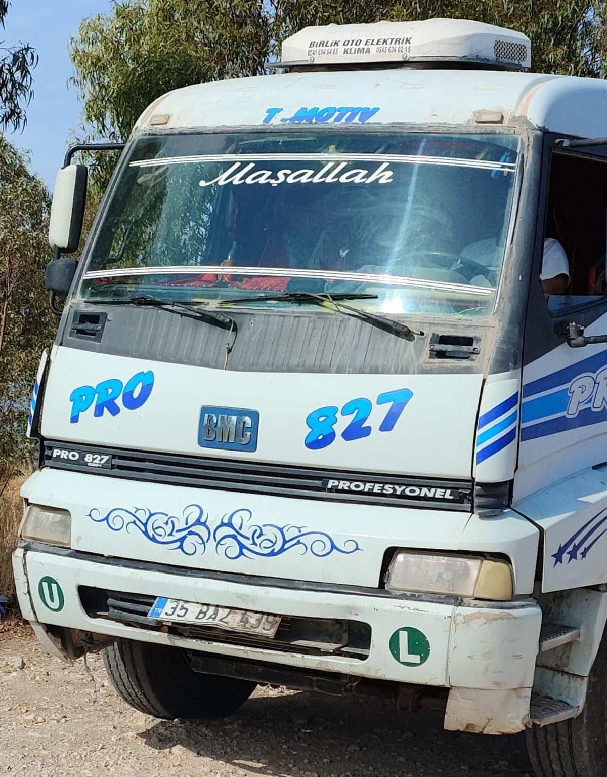 İZMİR’DE POLİSİN UYGULAMA NOKTASINDA DURDURDUĞU VE KİMLİK İBRAZ ETMEYEREK ARAÇTAN İNMEYİ REDDEDEN...