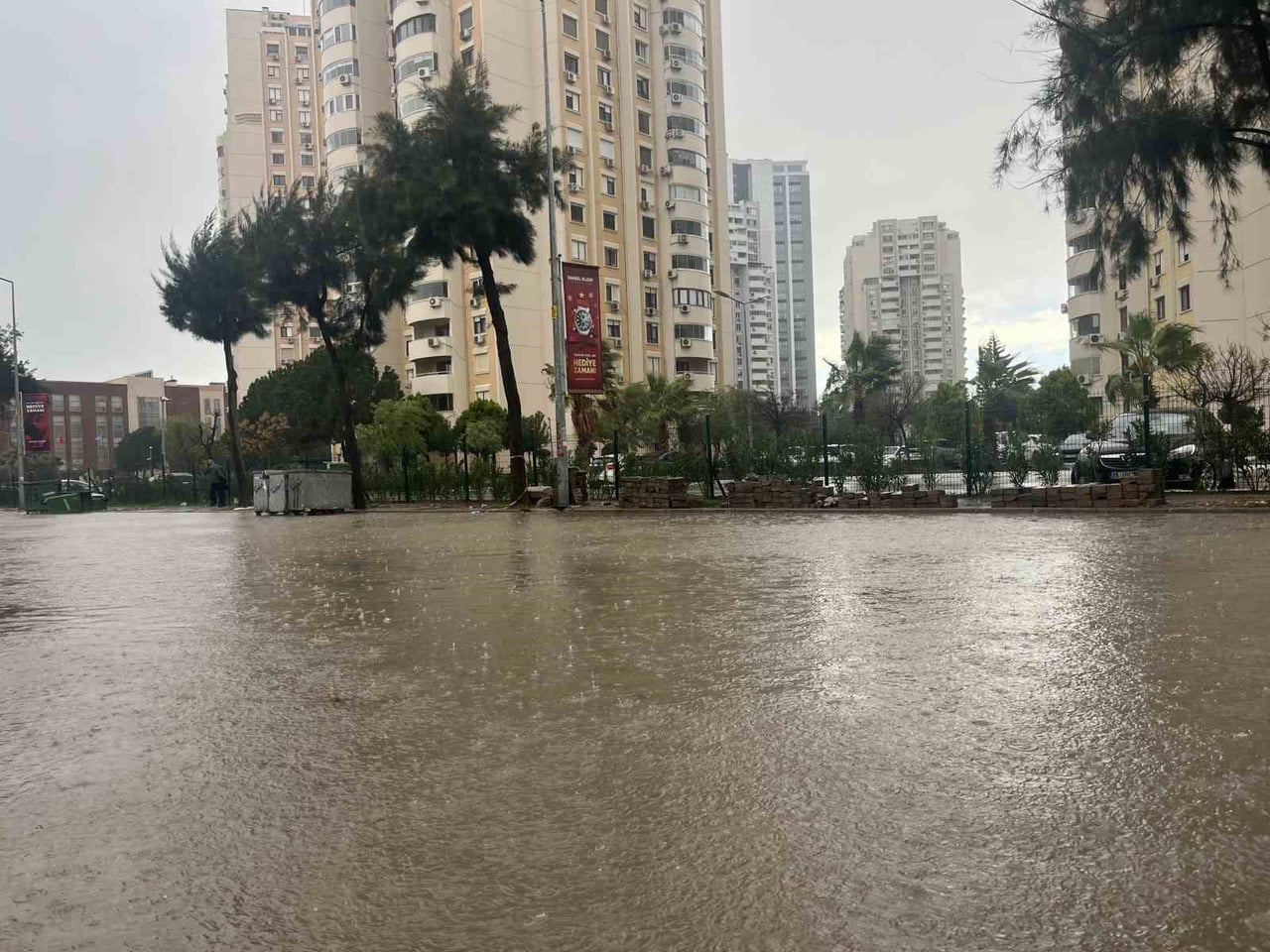 İZMİR’DE SABAH SAATLERİNDE ETKİSİNİ GÖSTEREN KUVVETLİ SAĞANAK YAĞIŞ VE FIRTINA, GÜNLÜK YAŞAMI...