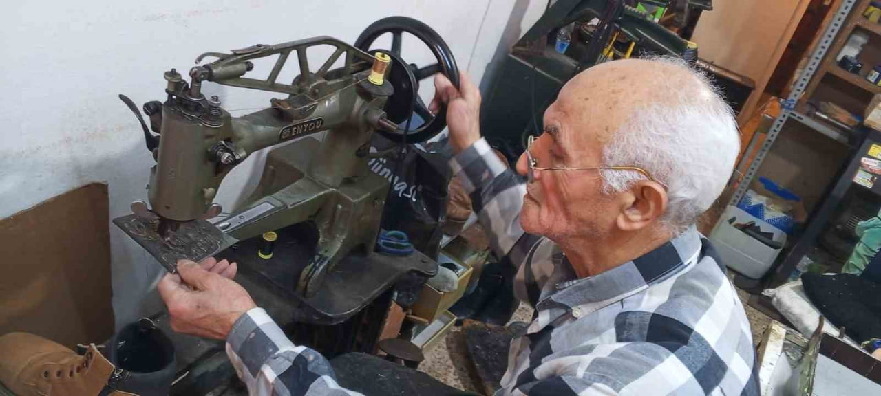 İZMİR’DE YAŞAYAN 76 YAŞINDAKİ HARUN YÜKSEKTEPE, 16 YAŞINDA ÇIRAK OLARAK BAŞLADIĞI AYAKKABI...