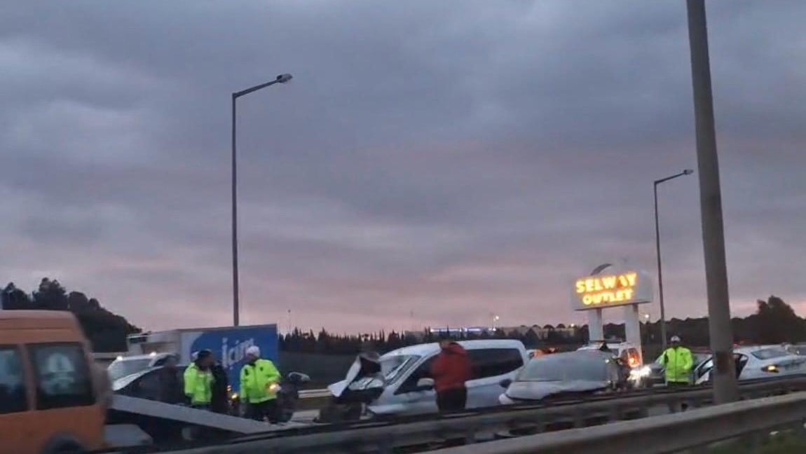 İZMİR’İN BALÇOVA İLÇESİNDE 8 ARACIN KARIŞTIĞI ZİNCİRLEME TRAFİK KAZASINDA 7 KİŞİ...