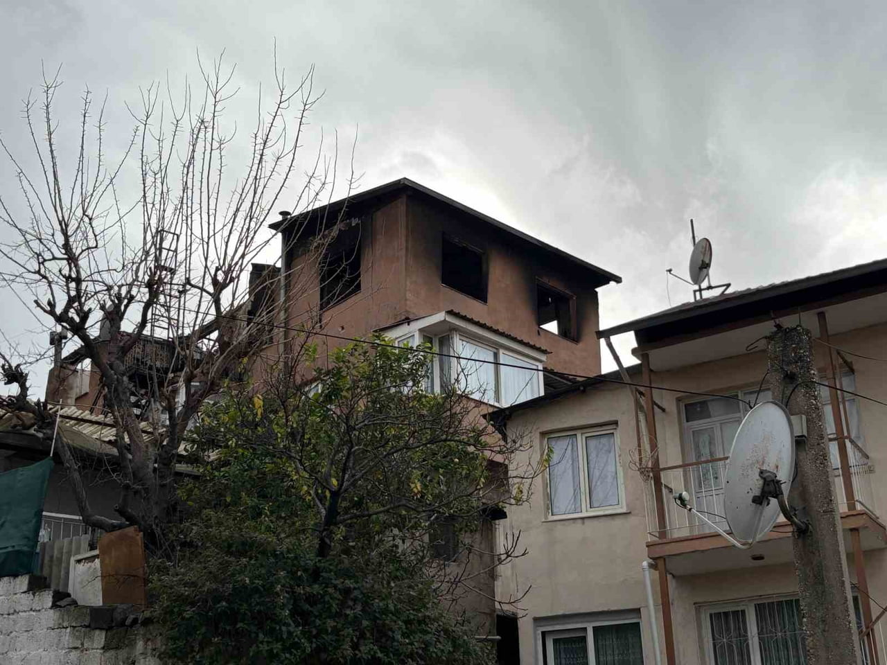 İZMİR’İN BAYRAKLI İLÇESİNDE 3 KATLI BİR BİNANIN ÇATI KATINDA ÇIKAN YANGIN, İTFAİYE EKİPLERİNİN...