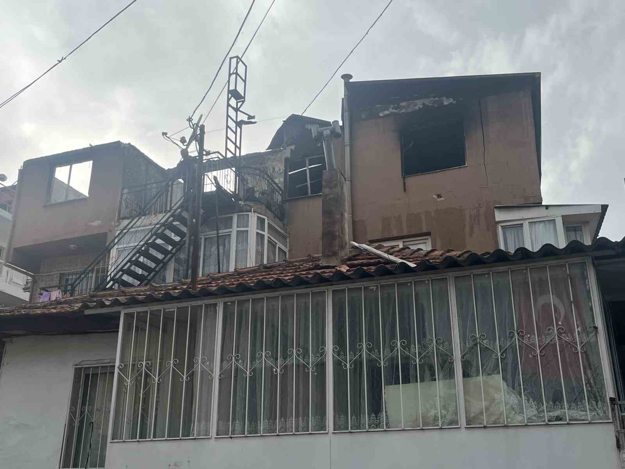 İZMİR’İN BAYRAKLI İLÇESİNDE 3 KATLI BİR BİNANIN ÇATI KATINDA ÇIKAN YANGIN, İTFAİYE EKİPLERİNİN...