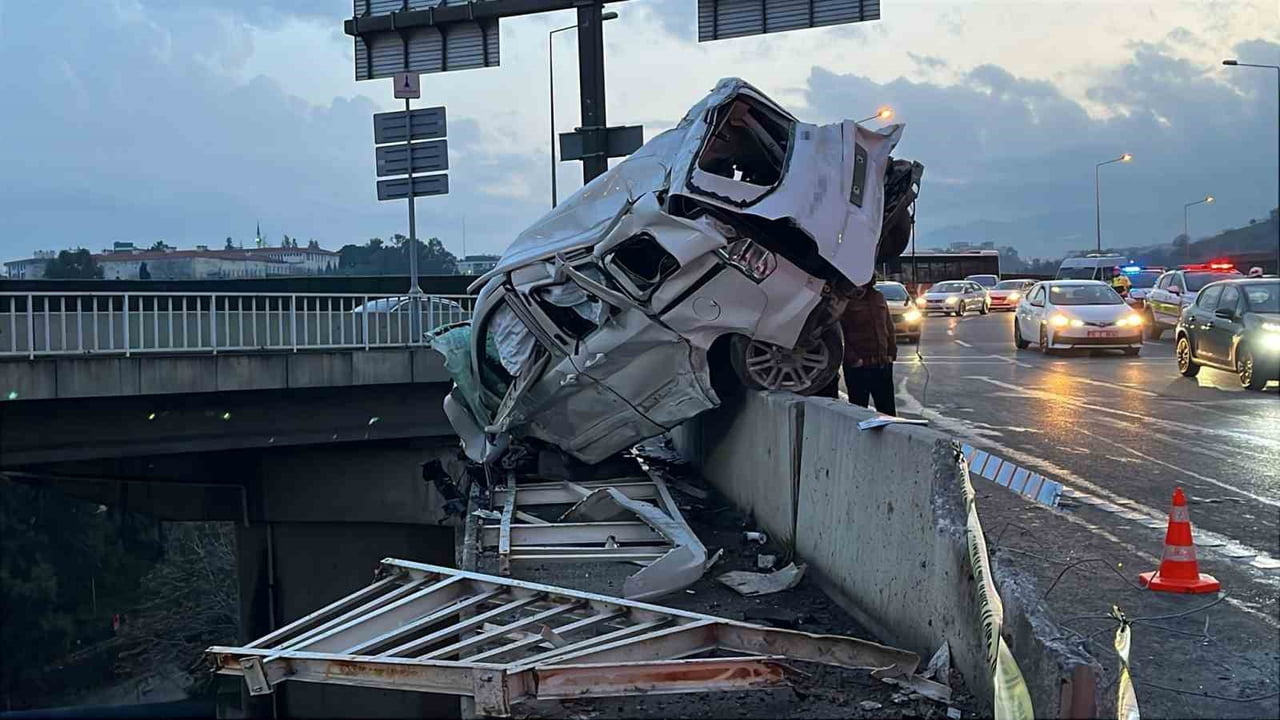 İZMİR’İN BUCA İLÇESİNDE FRENİ BOŞALAN İŞ MAKİNESİ YÜKLÜ KAMYONUN ÖNÜNDEKİ OTOMOBİLE ÇARPMASI...