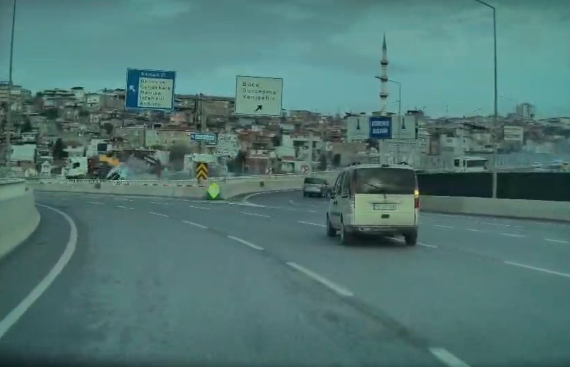 İZMİR’İN BUCA İLÇESİNDE FRENİ BOŞALAN İŞ MAKİNESİ YÜKLÜ KAMYONUN ÖNÜNDEKİ OTOMOBİLE ÇARPMASI...