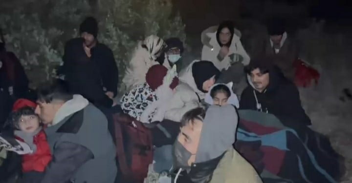 İZMİR’İN ÇEŞME İLÇESİNDE SAHİL GÜVENLİK EKİPLERİ TARAFINDAN KARA ÜZERİNDE TESPİT EDİLEN 7’Sİ ÇOCUK...