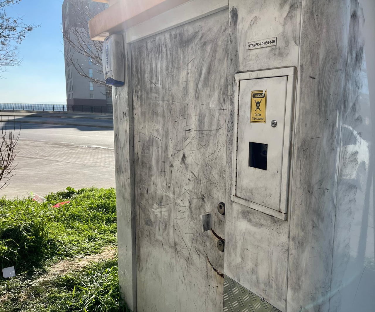 İZMİR’İN KARABAĞLAR İLÇESİNDE BİR BANKAYA AİT PARA NAKİL ARACININ ÖNÜNÜ KESEN SİLAHLI 2 SOYGUNCU...