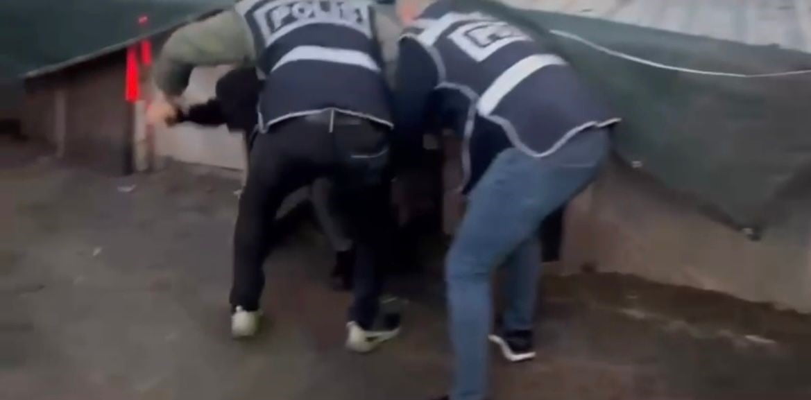 İZMİR’İN KARABAĞLAR İLÇESİNDE, HAKKINDA "SİLAHLA YAĞMA" SUÇUNDAN KESİNLEŞMİŞ 44 YIL HAPİS CEZASI...