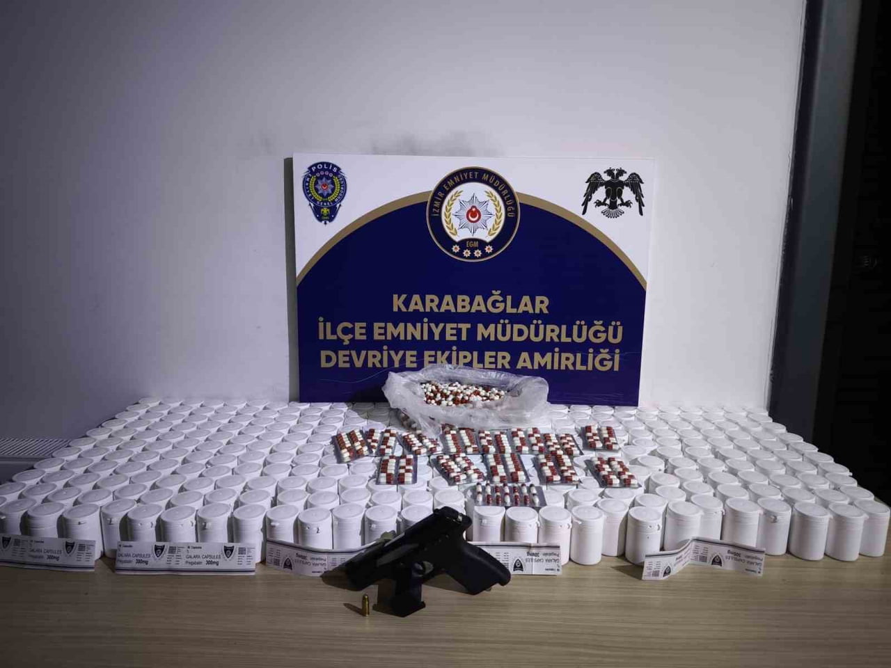 İZMİR’İN KARABAĞLAR İLÇESİNDE POLİS EKİPLERİ TARAFINDAN BİR ADRESE DÜZENLENEN OPERASYONDA, 17 BİN...