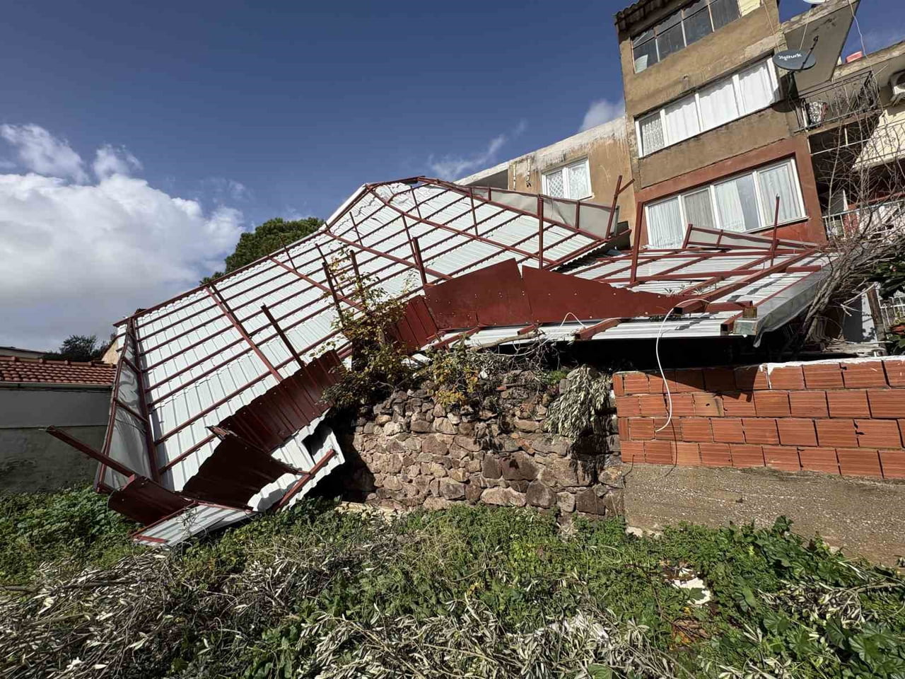 İZMİR’İN KARŞIYAKA İLÇESİNDE ETKİLİ OLAN FIRTINA NEDENİYLE 4 KATLI BİR BİNANIN METAL ÇATISI UÇTU....