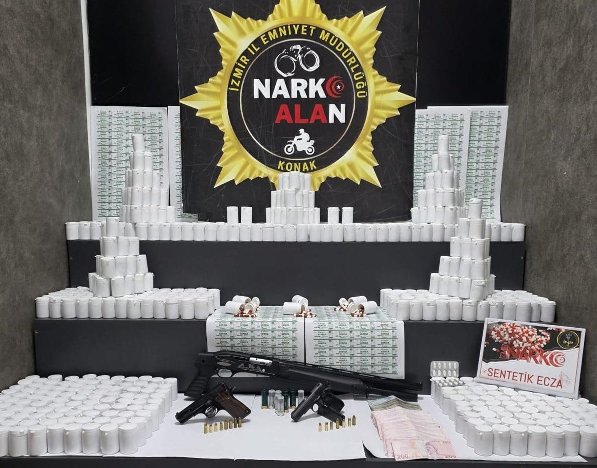 İZMİR’İN KONAK İLÇESİNDE NARKO ALAN EKİPLERİ TARAFINDAN DÜZENLENEN OPERASYONDA 108 BİN 492 ADET...
