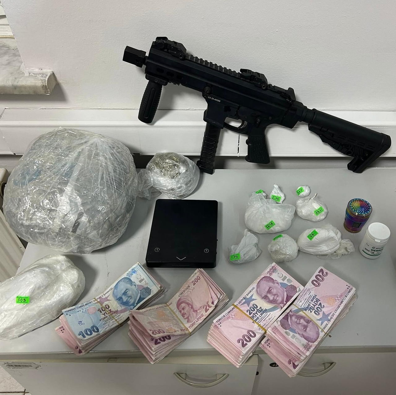 İZMİR’İN MENDERES İLÇESİNDE, 'KASTEN ÖLDÜRME' SUÇUNDAN 29 YIL KESİNLEŞMİŞ HAPİS CEZASI BULUNAN...