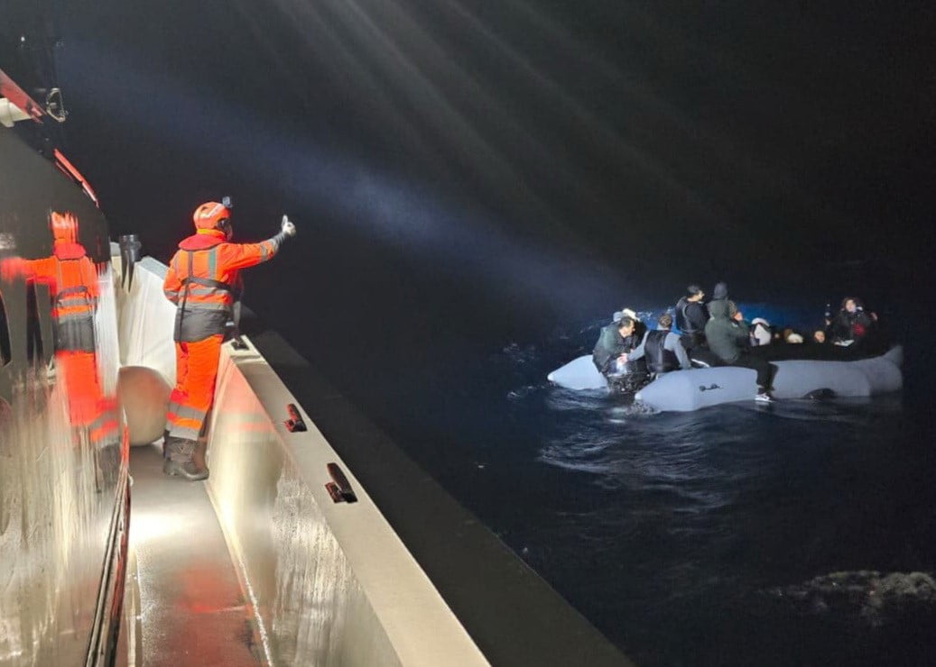 İZMİR’İN URLA İLÇESİ AÇIKLARINDA MOTOR ARIZASI NEDENİYLE SÜRÜKLENEN LASTİK BOT İÇERİSİNDEKİ 24...