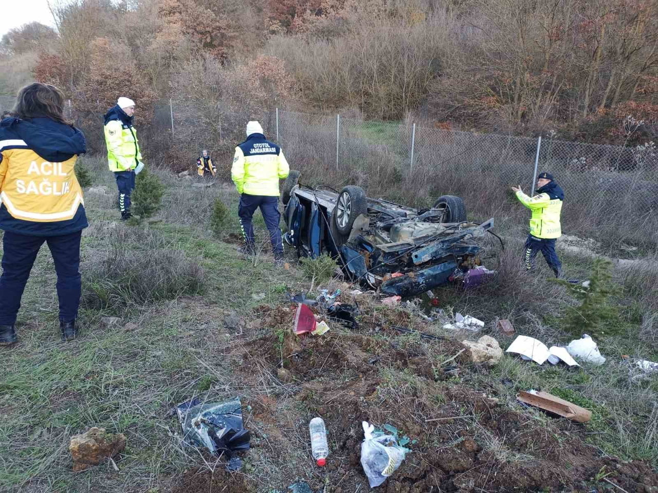 İZMİR-İSTANBUL OTOYOLU’NDA FECİ KAZA: OTOMOBİL ŞARAMPOLE YUVARLANDI