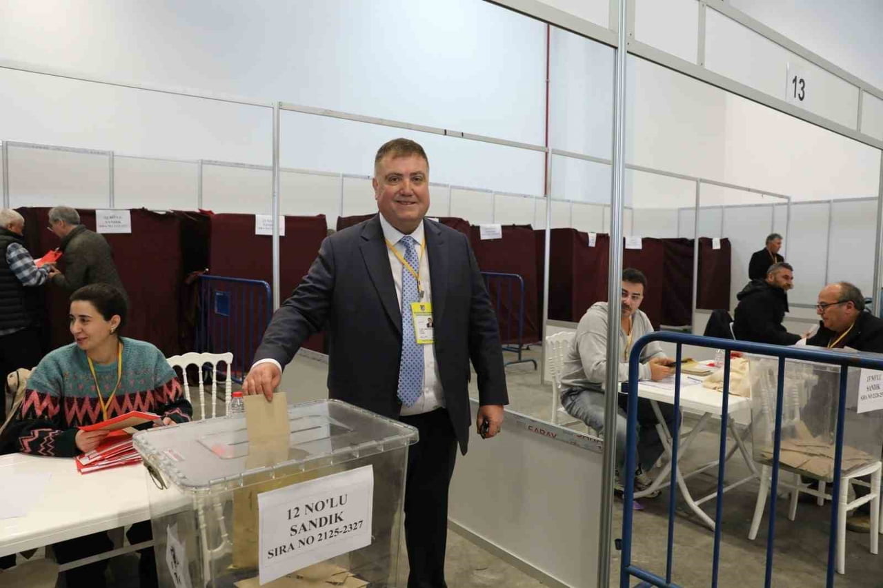 İZMİR ŞOFÖRLER VE OTOMOBİLCİLER ESNAF ODASI’NIN GERÇEKLEŞTİRİLEN OLAĞAN GENEL KURULUNDA MEVCUT...