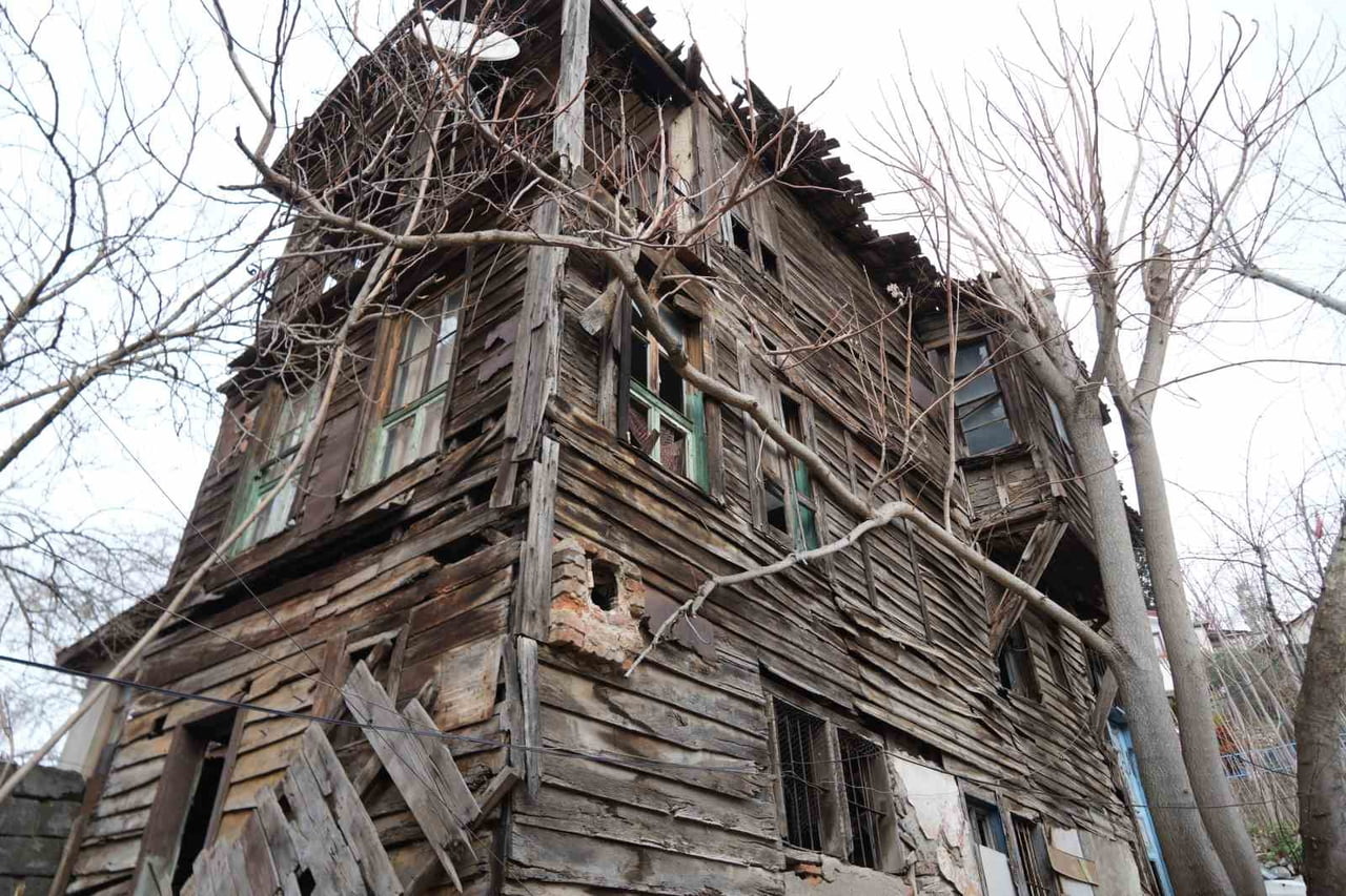 İZMİT'İN TARİHİ DOKUSUNU TAŞIYAN AKÇAKOCA MAHALLESİ'NDEKİ ESKİ EVLERİN BİR KISMI, BAKIMSIZLIK...
