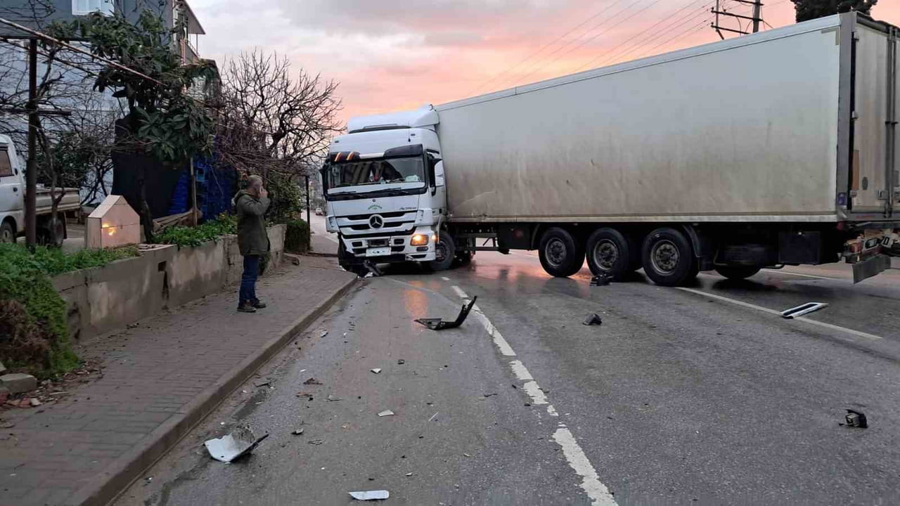 İZNİK İLÇESİNE BAĞLI BOYALICA MAHALLESİ'NDE MEYDANA GELEN TRAFİK KAZASINDA, VİRAJA KONTROLSÜZ...
