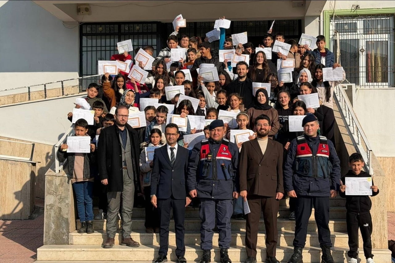 JANDARMA, ÖĞRENCİLERİN KARNE HEYECANINA ORTAK OLDU