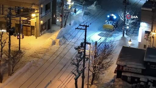 Japonya’nın farklı kesimlerinde Salı gününden bu yana etkili olan şiddetli kar yağışı, en az 4...
