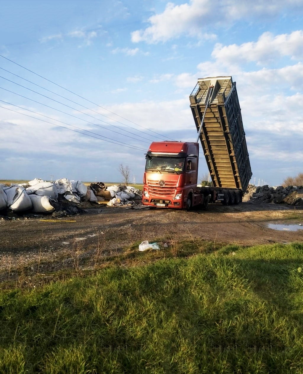 KAÇAK DÖKÜM YAPAN ARAÇ VE SÜRÜCÜSÜ CEP TELEFONUYLA GÖRÜNTÜLENDİ.
