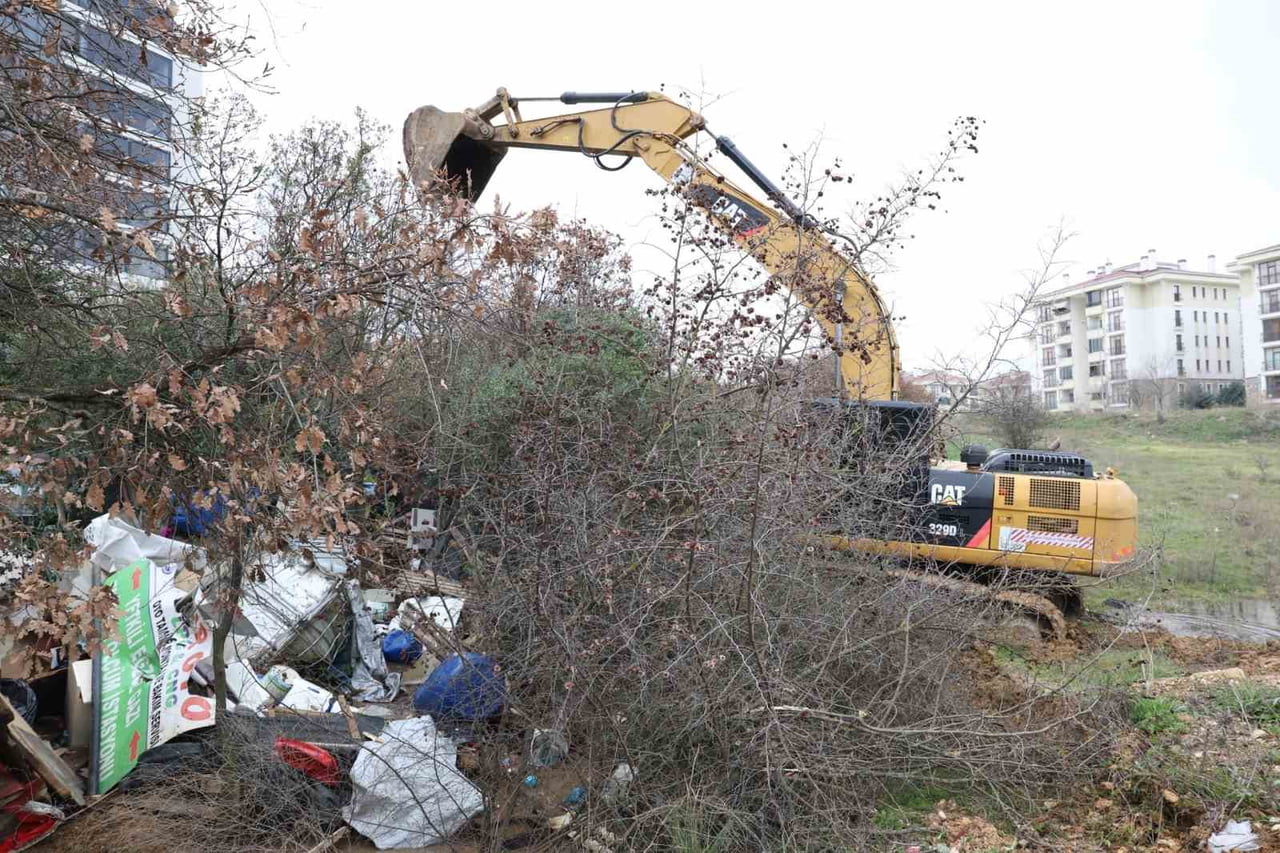 KAÇAK YAPILARLA MÜCADELE EDEN NİLÜFER BELEDİYESİ, BALKAN MAHALLESİ’NDE TESPİT EDİLEN RUHSATSIZ...
