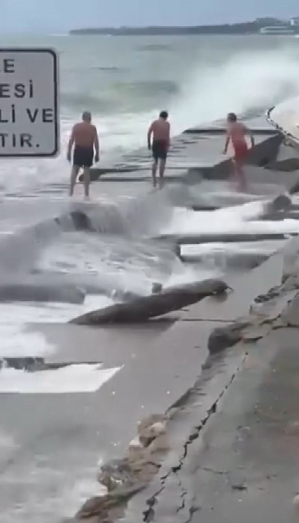 KADIKÖY CADDEBOSTAN SAHİLİ'NDE YÜZMEK İÇİN DENİZE GİRDİKLERİ SIRADA KUVVETLİ LODOS NEDENİYLE...